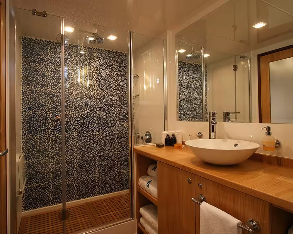248040757-getaway-bathroom