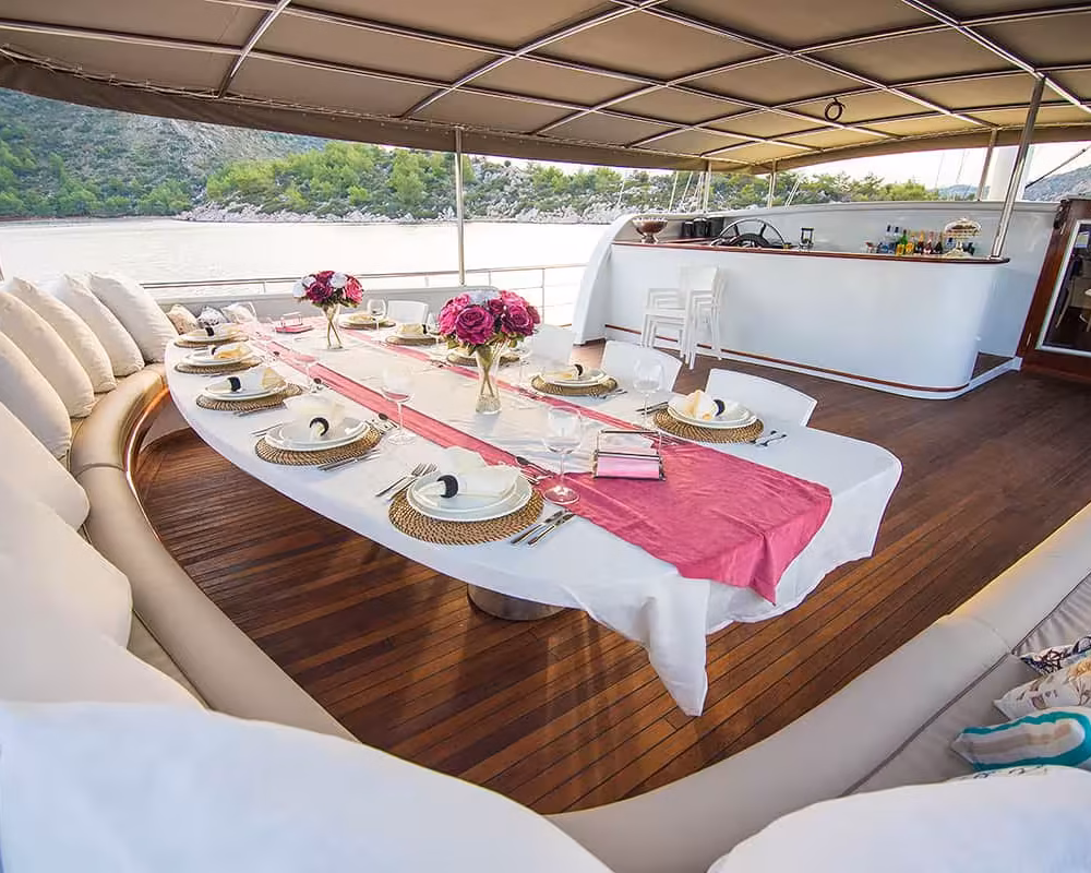 248047440-nevra-queen-aft-deck