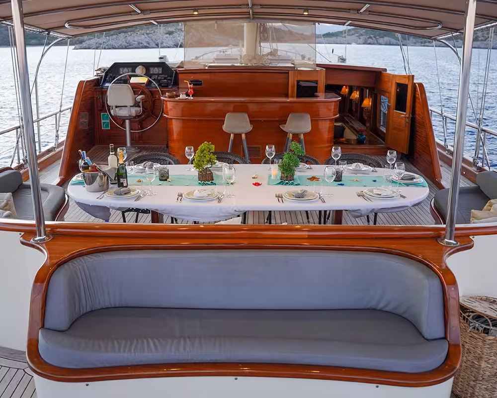 485914642-la-bella-vita-aft-deck-2