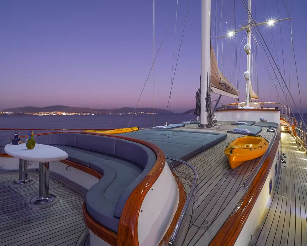 485914671-la-bella-vita-bow-deck-2